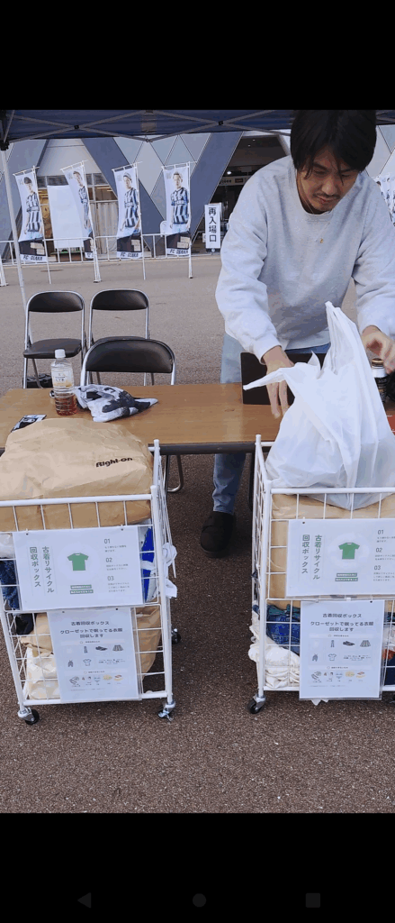 FC大阪のスタジアムで古着を回収する古着king・松木慎也代表